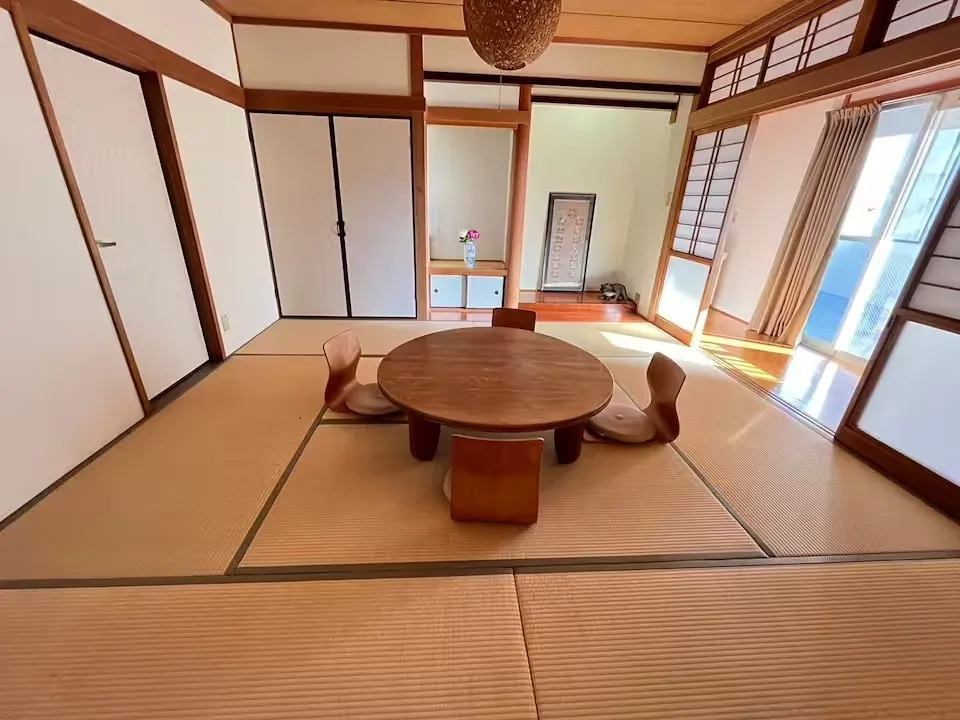 tomaru.kengunの畳を備えた和室空間